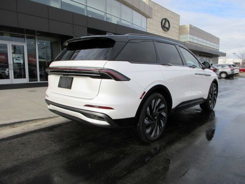 Used 2025 Lincoln Nautilus Reserve image 9