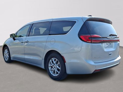 Used 2023 Chrysler Pacifica Touring-L FWD image 4