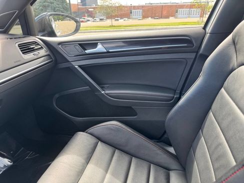 Used 2017 Volkswagen GTI SE FWD image 18