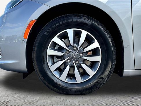 Used 2021 Chrysler Pacifica Limited w/ Uconnect Theater Family Group FWD image 33