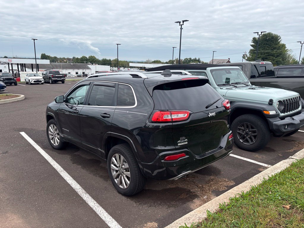 Used 2016 Jeep Cherokee Overland w/ Technology Group AWD/4WD image 3