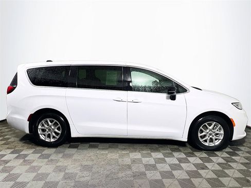 Used 2025 Chrysler Pacifica Select image 9