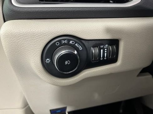 Used 2023 Chrysler Pacifica Touring-L FWD image 33