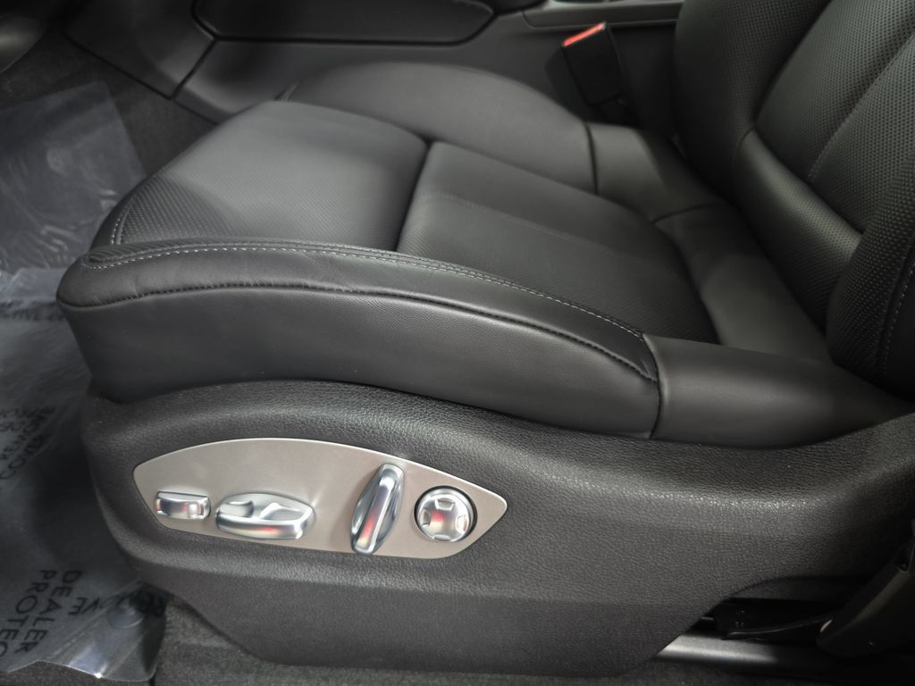 Certified 2026 Porsche Macan S AWD/4WD image 23