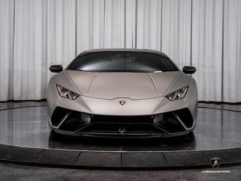 Used 2018 Lamborghini Huracan Performante AWD/4WD image 3