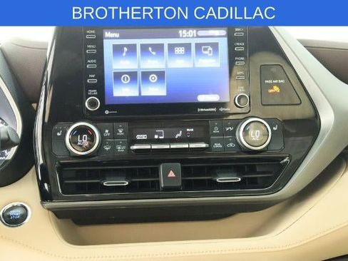 Used 2022 Toyota Highlander XLE AWD/4WD image 21