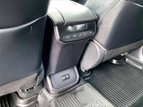 Used 2020 Toyota Highlander XLE image 25