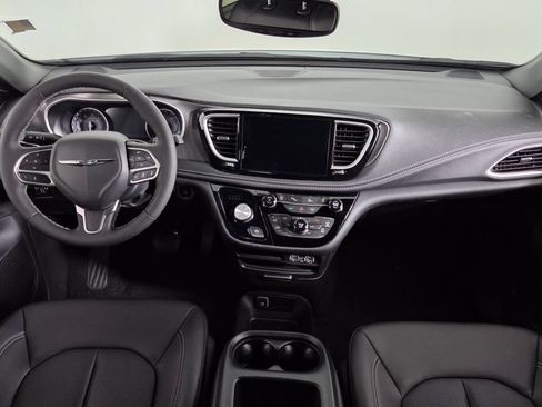 New 2025 Chrysler Pacifica Select w/ Fav Edition Package FWD image 40