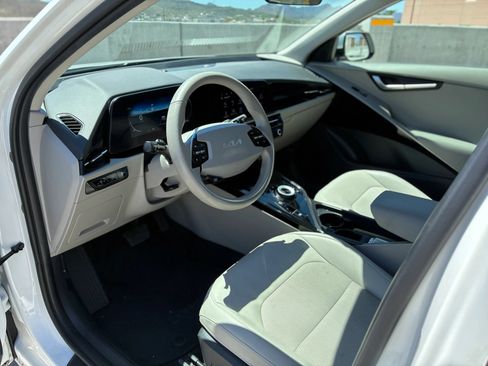 Used 2023 Kia Niro Wind FWD image 2