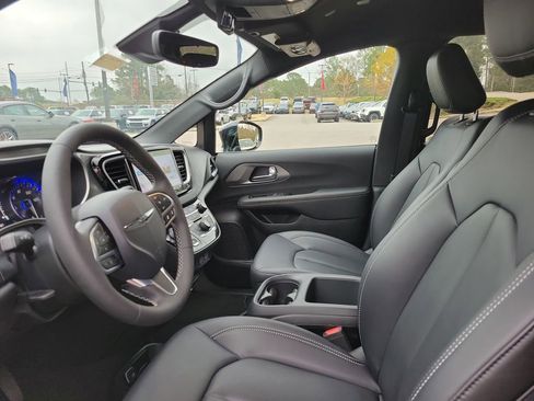 Used 2025 Chrysler Voyager LX image 11
