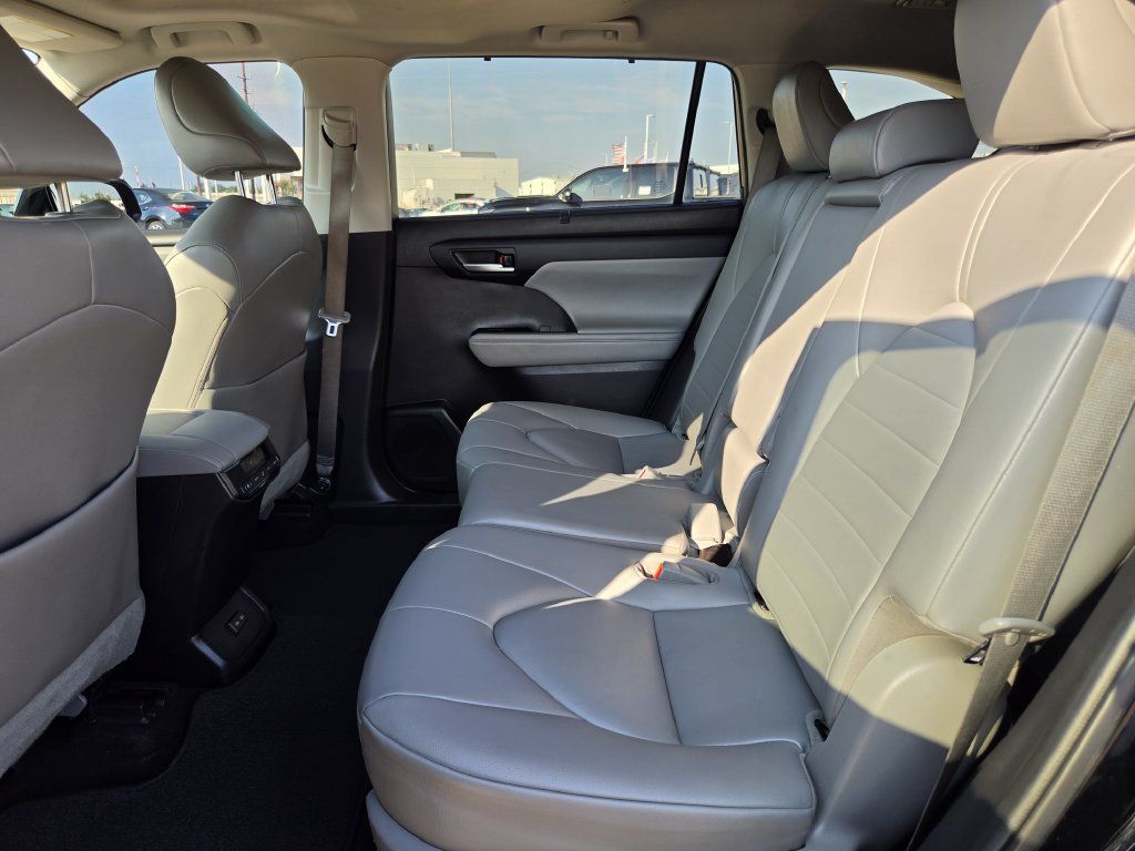 Used 2023 Toyota Highlander XLE FWD image 30