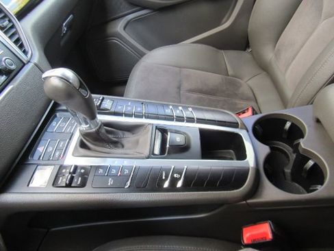 Used 2018 Porsche Macan image 44