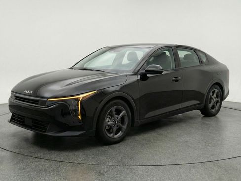 Used 2025 Kia K4 FWD image 2