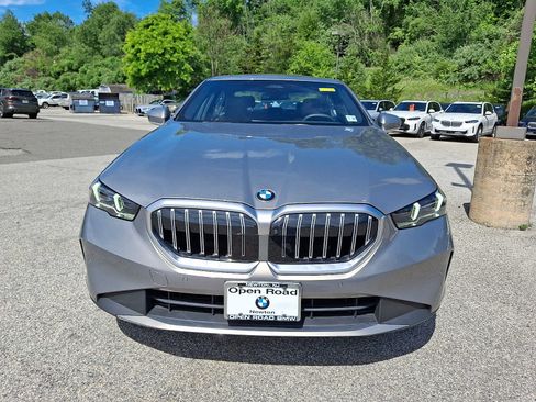 Used 2025 BMW 530i xDrive w/ Premium Package AWD/4WD image 2