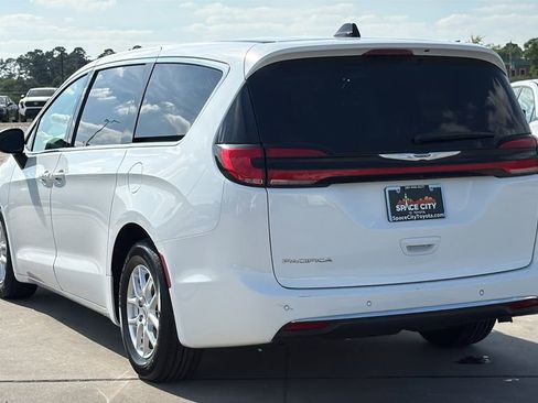 Used 2023 Chrysler Pacifica Touring-L FWD image 3