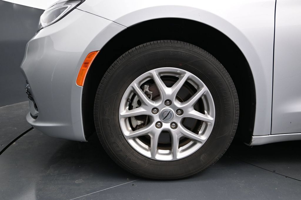 Used 2024 Chrysler Pacifica Touring-L FWD image 15