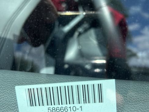 Used 2025 Volkswagen Jetta SE FWD image 2