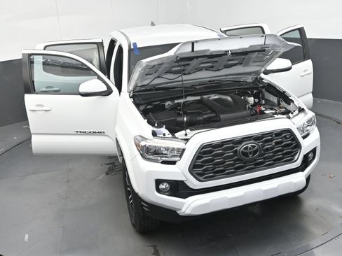 Used 2020 Toyota Tacoma TRD Sport w/ Technology Package RWD image 32