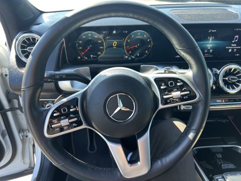 Used 2022 Mercedes-Benz GLB 250 4MATIC image 18