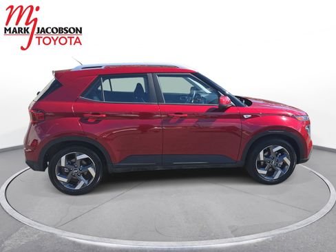 Used 2024 Hyundai Venue SEL image 7