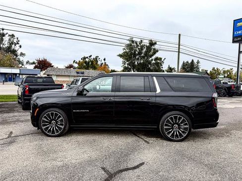 Used 2025 Chevrolet Suburban High Country AWD/4WD image 3