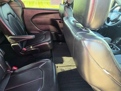 Used 2025 Chrysler Pacifica Select FWD image 18