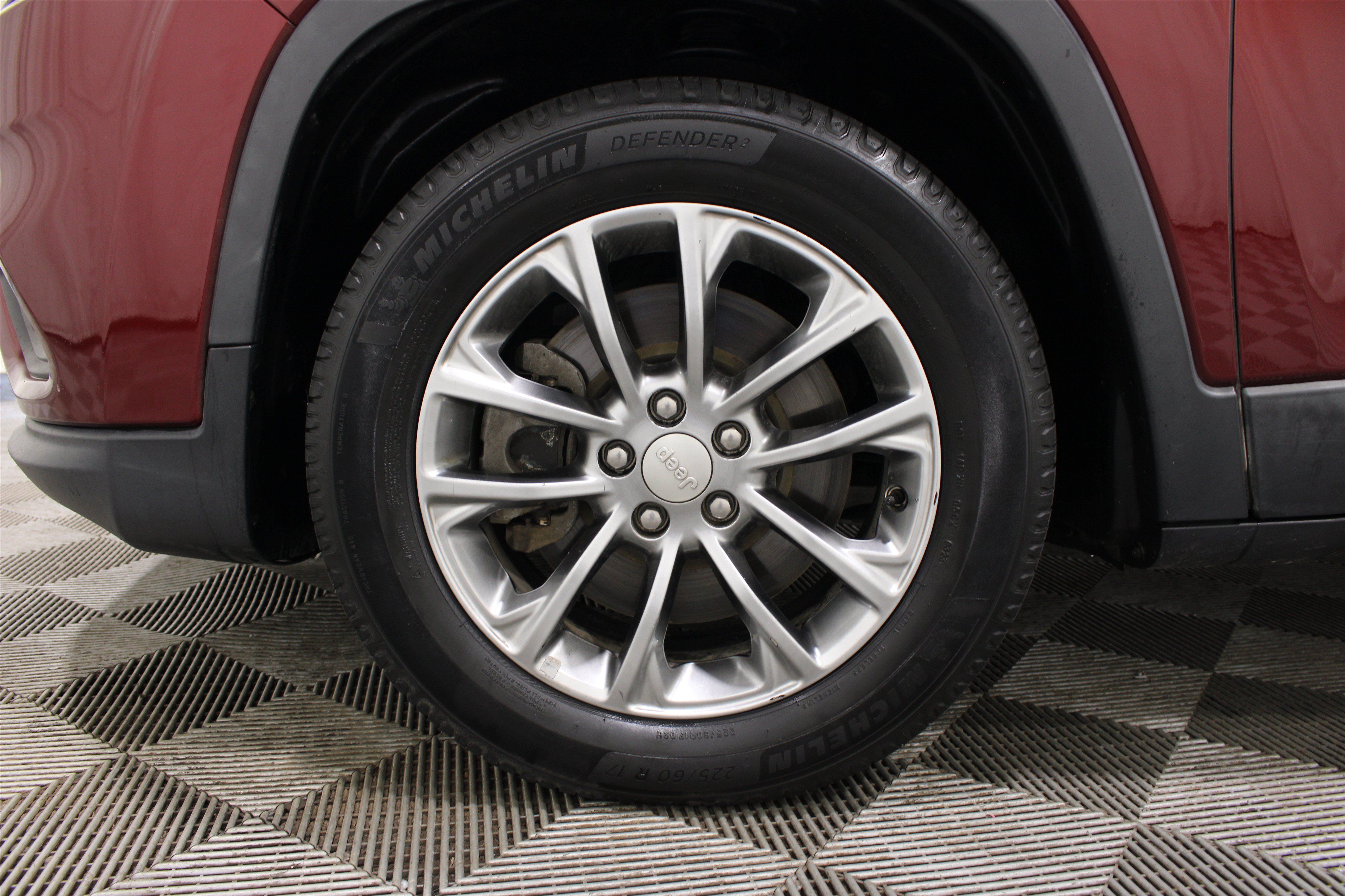 Used 2019 Jeep Cherokee Latitude Plus w/ Cold Weather Group FWD image 29