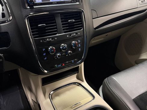 Used 2018 Dodge Grand Caravan SXT image 15