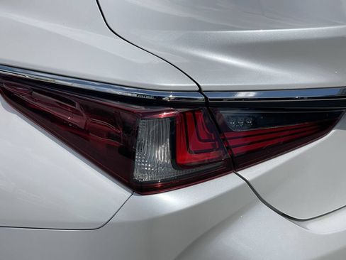 Used 2023 Lexus ES 350 w/ Premium Package FWD image 7
