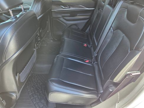 Used 2023 Jeep Grand Cherokee Limited RWD image 11