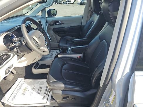 Used 2023 Chrysler Pacifica Touring-L FWD image 15