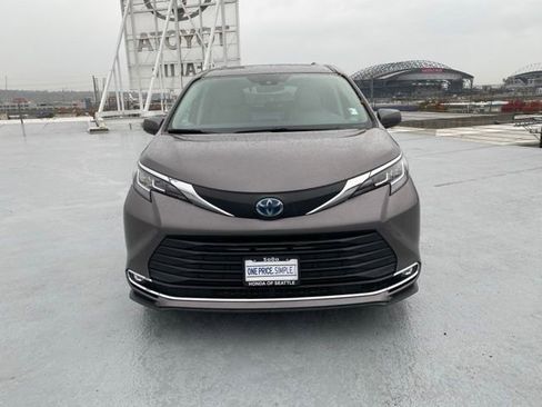 Used 2023 Toyota Sienna XLE image 3