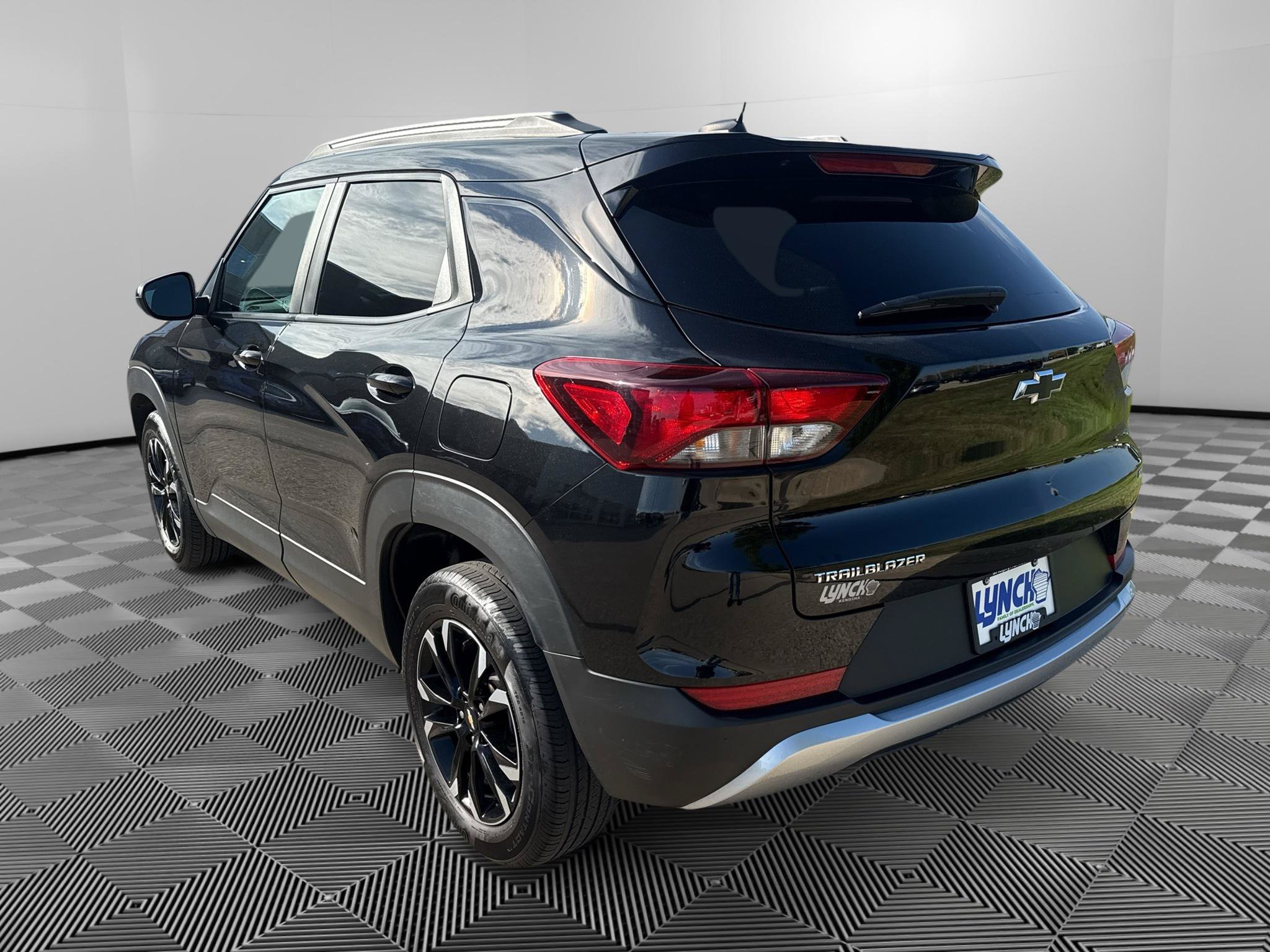 Used 2023 Chevrolet TrailBlazer LT w/ Convenience Package FWD image 3