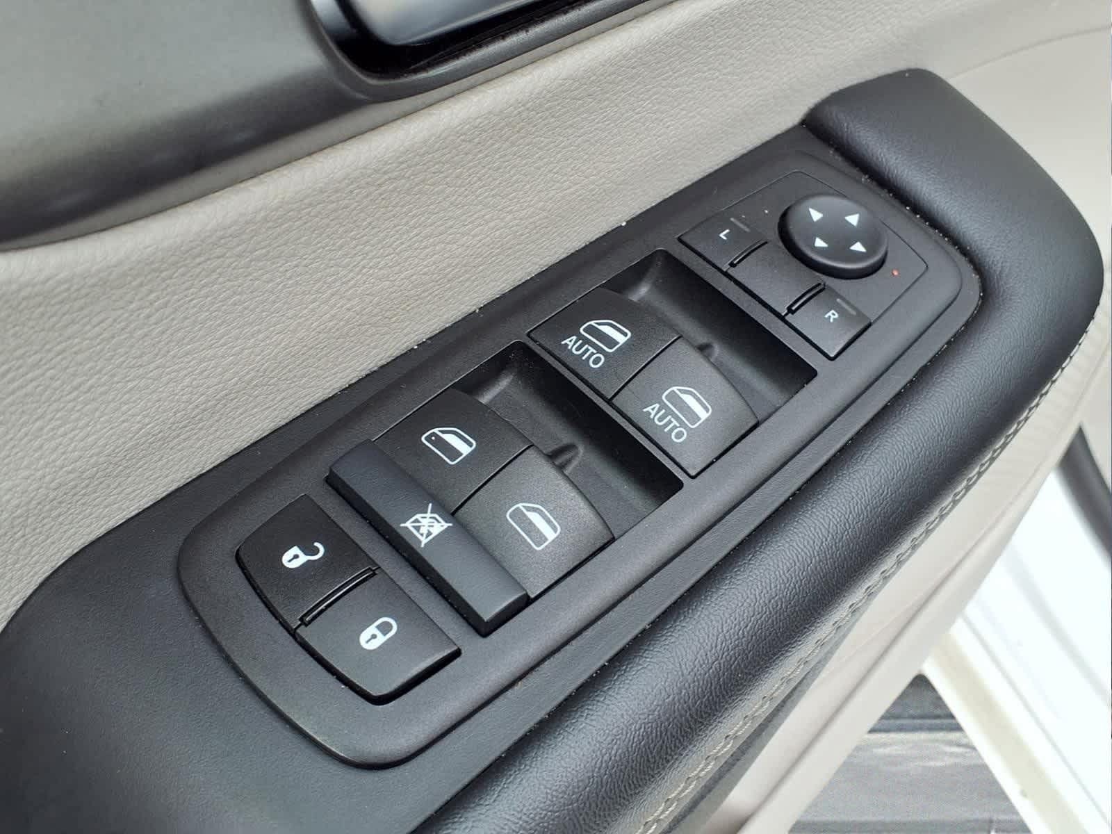 Used 2024 Chrysler Pacifica Touring-L FWD image 16