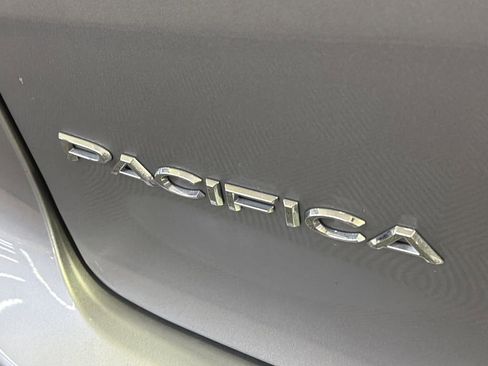 Used 2018 Chrysler Pacifica Touring-L Plus image 12