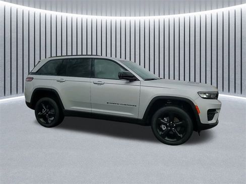 New 2025 Jeep Grand Cherokee Altitude image 3