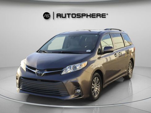 Used 2019 Toyota Sienna XLE image 4