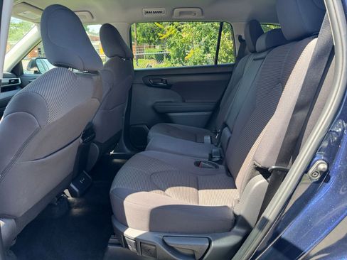 Used 2025 Toyota Highlander LE FWD image 27