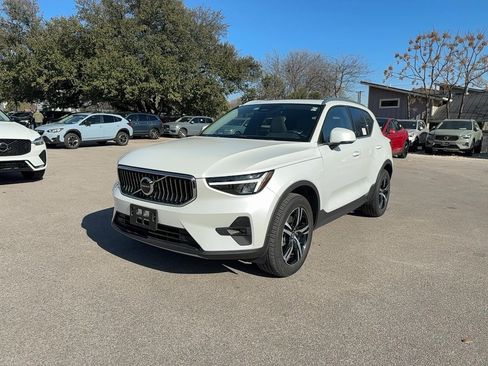 Used 2023 Volvo XC40 B4 Plus image 2