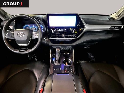 Used 2024 Toyota Highlander Platinum AWD/4WD image 16