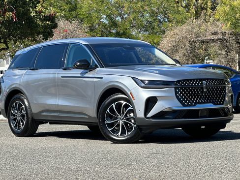 Certified 2024 Lincoln Nautilus Premier image 2