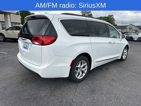 Used 2017 Chrysler Pacifica Touring-L w/ Tire & Wheel Group FWD image 4