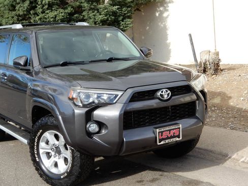 Used 2018 Toyota 4Runner SR5 AWD/4WD image 2
