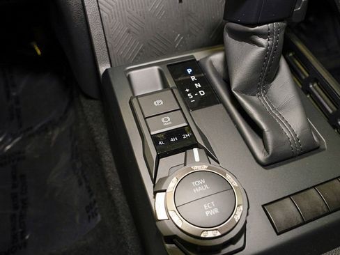 Certified 2025 Toyota Tacoma SR5 AWD/4WD image 15