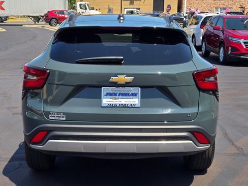 Certified 2025 Chevrolet Trax LT FWD image 12