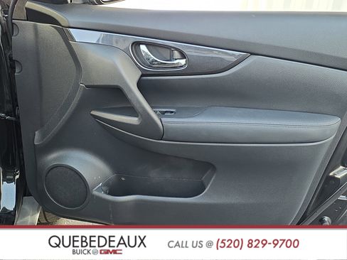 Used 2020 Nissan Rogue SV FWD image 25
