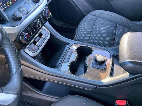 Used 2023 GMC Acadia SLE image 14