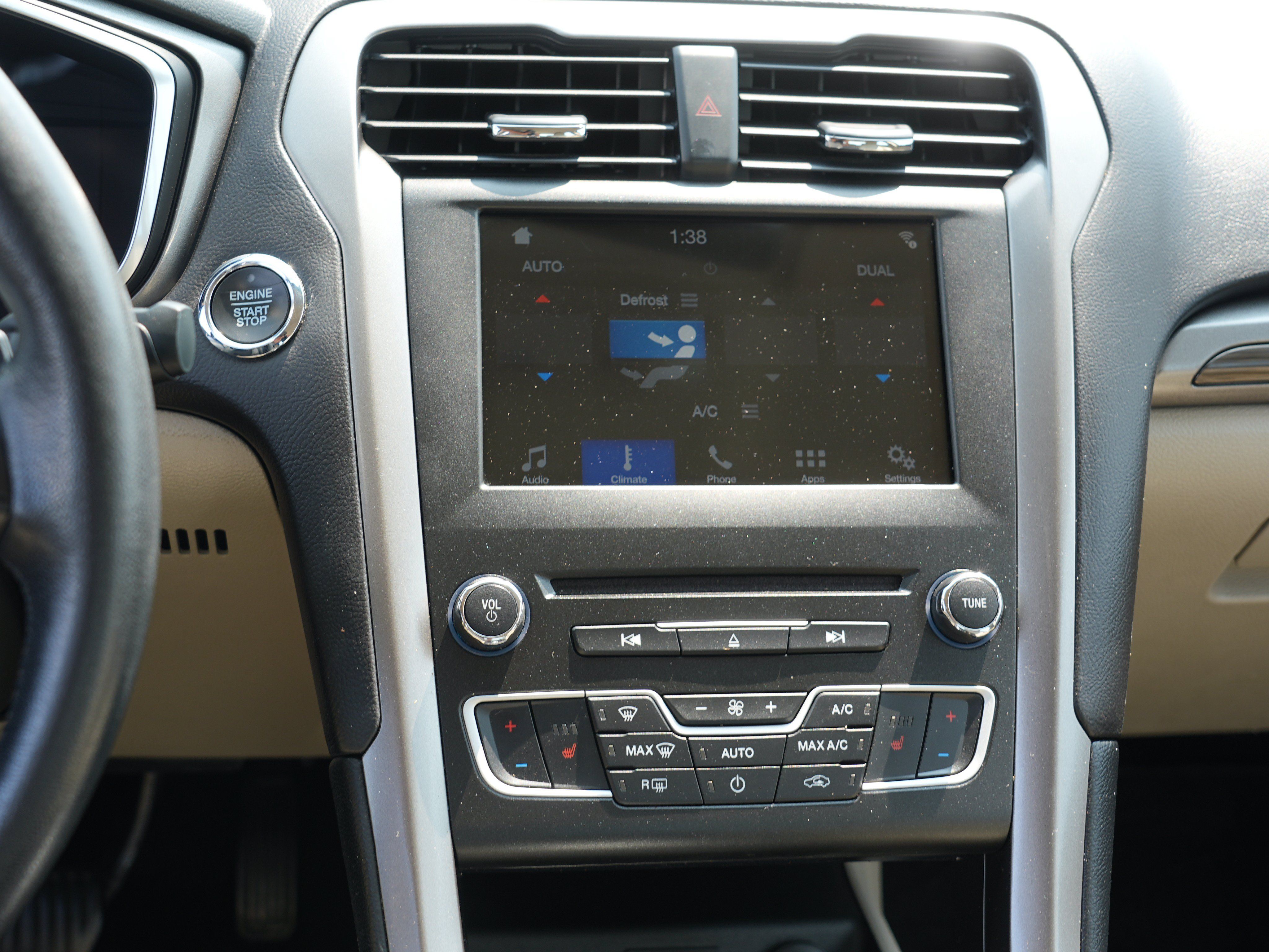 Used 2018 Ford Fusion SE w/ Fusion SE Technology Package FWD image 25