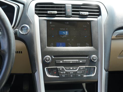 Used 2018 Ford Fusion SE w/ Fusion SE Technology Package FWD image 25