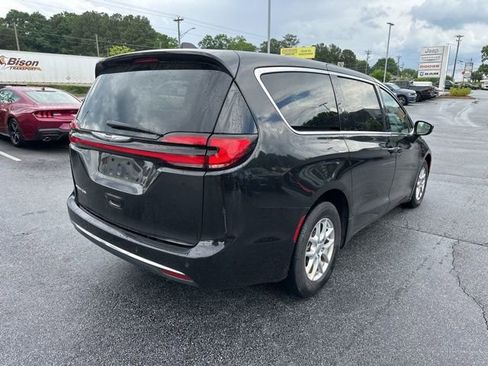 Used 2023 Chrysler Pacifica Touring-L FWD image 3